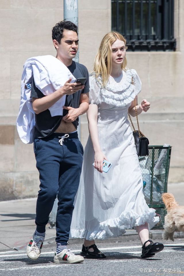 艾丽·范宁和男友现身街头,不时撩发甜笑尽显约会的甜蜜